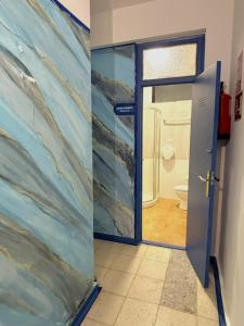 Evans Realty - Hostal Euro Holitel