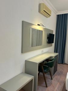 Ünlü Otel