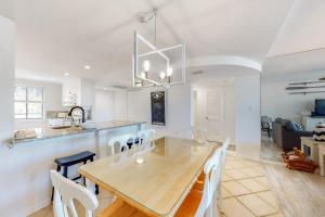 Beach Getaway with WiFi Pools Hot Tub & Ocean View