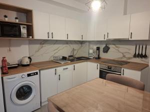 K9 Sea View Apartment with Pool & Parking, Polychrono