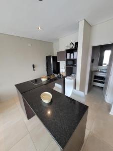 Apart Departamento con balcon al rio en condominio de la bahia de Nordelta loft wyndham