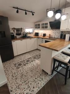 Ivas cosy apartment, sea view and free parking