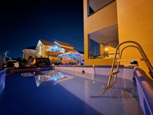 Luxury 2-Bedroom Apartment with Pool at the Airport