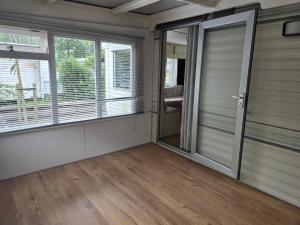 128 Chalet Onder de Boom - heerlijk grote afgesloten tuin, naast bos, honden toegestaan!
