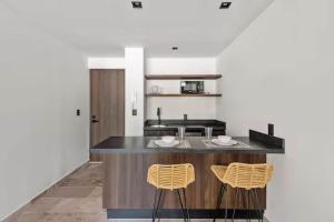 1st Flr Chic Jungle 1BR Priv Pool Steam & Gym