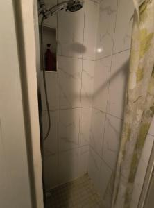 Surrey Guest Home Near 88 Avenue - Free Parking