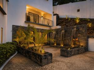 Exclusive Retreats Newest Beachfront Estate w Staff, Breakfast & Chef Available