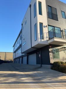 Spacious House w Private Office, Gym & Garage