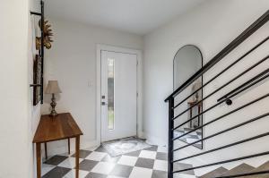 Spacious House w Private Office, Gym & Garage