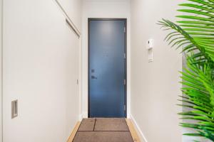 Modern 2 BR Apartment with private indoor parking