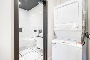 Modern 2 BR Apartment with private indoor parking