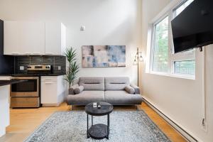 Modern 2 BR Apartment with private indoor parking