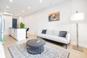 Modern 2 BR Apartment with private indoor parking