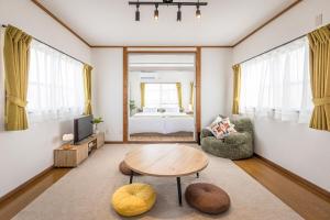 Retro-style coffee house and guesthouse-3 floors-Entire building available for rent-suitable for 9 people-Parking available-pets allowed-Mahjong