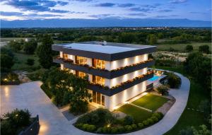 Lovely Home In Zerava