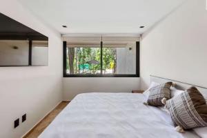 Chic Jungle 1BR Balcony Priv Pool Steam & Gym