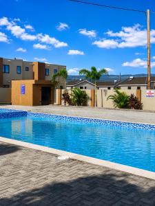 Modern Portmore House with 3 bedrooms private pool & gym access