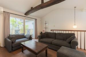 Modern Wood Design House for Up to 5 Guests