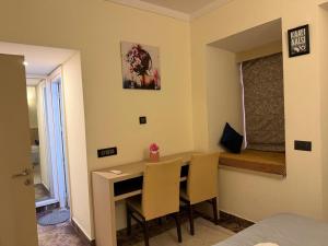 Cozy Casa-2BHK Apartment-Projector-Near Noida Sec62