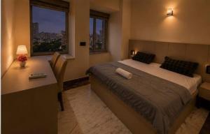Cozy Casa-2BHK Apartment-Projector-Near Noida Sec62