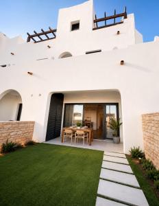 Apartamentos con piscina, terraza y parking
