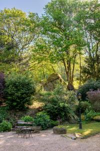 Moulin Plouyaec - gîte bordé de verdure, sa rivière et son étang