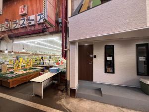 Shopping Street 4-Min to Subway Osaka Castle & Shinsaibashi