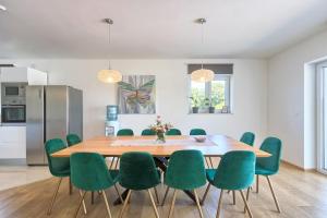 Villa Enigma BD 6 with pool ,Parking, BBQ, replax