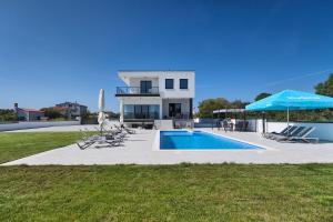Villa Enigma BD 6 with pool ,Parking, BBQ, replax