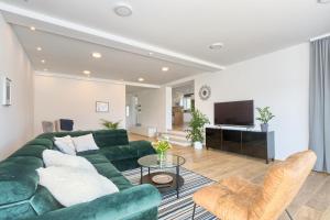 Villa Enigma BD 6 with pool ,Parking, BBQ, replax