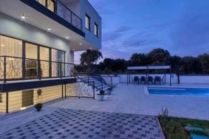 Villa Enigma BD 6 with pool ,Parking, BBQ, replax