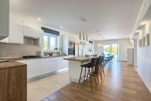 Villa Enigma BD 6 with pool ,Parking, BBQ, replax
