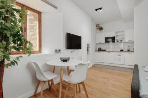 Modern Studio Old Town by MN Property