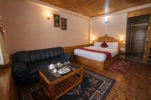Hotel Hollywood Vibes #riverview #premium rooms #prime location #most awarded #parking #top rated #open terrace #lawn #best selling hotel in manali