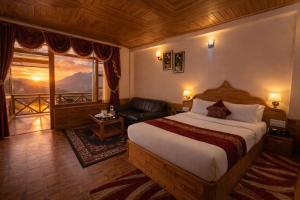Hotel Hollywood Vibes #riverview #premium rooms #prime location #most awarded #parking #top rated #open terrace #lawn #best selling hotel in manali