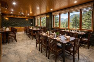 Hotel Hollywood Vibes #riverview #premium rooms #prime location #most awarded #parking #top rated #open terrace #lawn #best selling hotel in manali