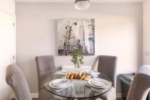 Stylish 2 bedroom home Swansea