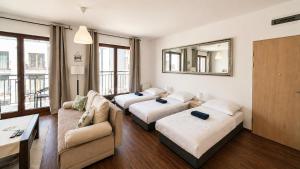 Apt with 6 single beds