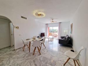 Reserva Rooftop Retreat 2BR Penthouse with Private Rooftop, 2 Pools, Parking & AC