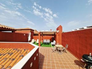 Reserva Rooftop Retreat 2BR Penthouse with Private Rooftop, 2 Pools, Parking & AC