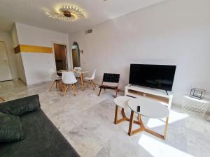 Reserva Rooftop Retreat 2BR Penthouse with Private Rooftop, 2 Pools, Parking & AC