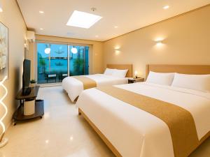 Akasaka 4min walk, 3min to Roppongi ,10min to Shibuya , King Bed, Switch ,Free Wi-Fi , PocketWi-Fi