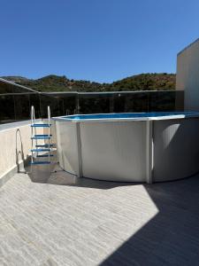 F2 avec piscine, barbecue et terasse
