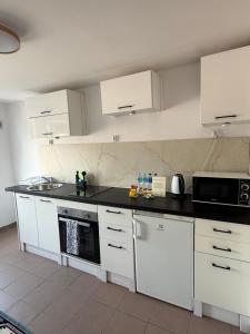 Nowy dwupokojowy apartament 65 m , 5 minut spacerem od plaży , parking