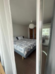 Nowy dwupokojowy apartament 65 m , 5 minut spacerem od plaży , parking