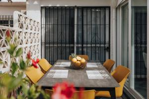 Bright Townhouse Glass Dining, Pool & Lawn