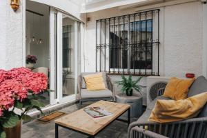 Bright Townhouse Glass Dining, Pool & Lawn