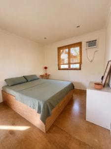 Surfers Hideout - central two-storey HOUSE with garden & private balcony
