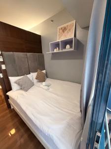 Apartment in Air Residences, Makati with wifi, Netflix, pool, mall and more