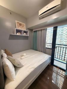 Apartment in Air Residences, Makati with wifi, Netflix, pool, mall and more